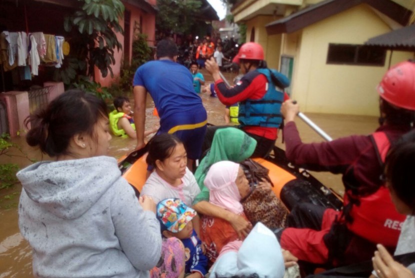PKPU Human Initiative menerjunkan tim evakuasi banjir di wilayah Kelurahan Cipininag Melayu RW 03 dan 04 Kecamatan Makassar, Jakarta Timur, Selasa (21/2). 