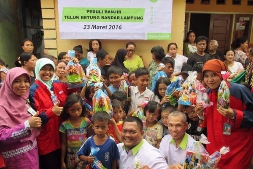 PKPU-IZI Salurkan Ratusan Paket Alat Tulis di Bandar Lampung