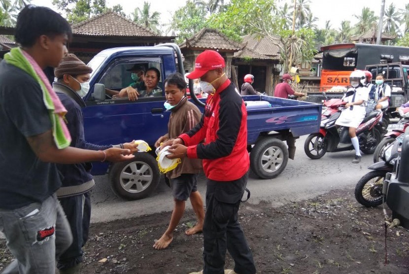 PKPU melakukan mobilisasi relawan lokal merespons kejadian erupsi Gunung Agung.
