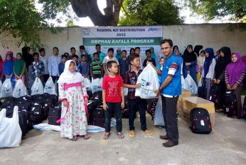 PKPU membagikan peket alat sekolah untuk siswa-siswa di Aceh.
