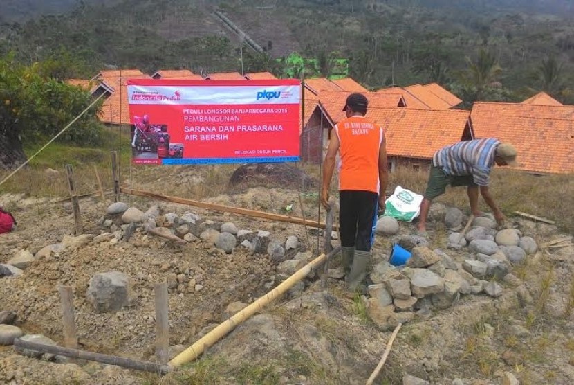 PKPU membantu air bersih dan kandang ternak untuk pengungsi Karang Kobar, Banjarnegara.