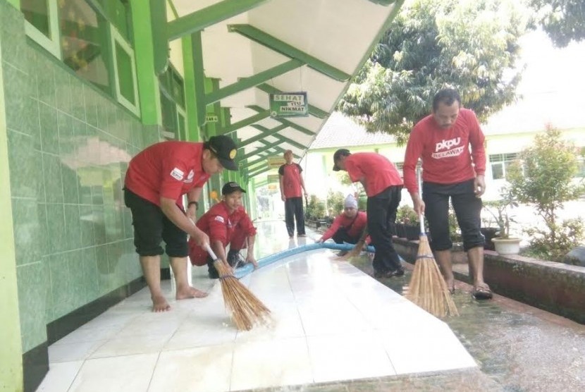 PKPU membantu bersih-bersih SD yang terkena banjir di Pacitan, Ahad (18/9).