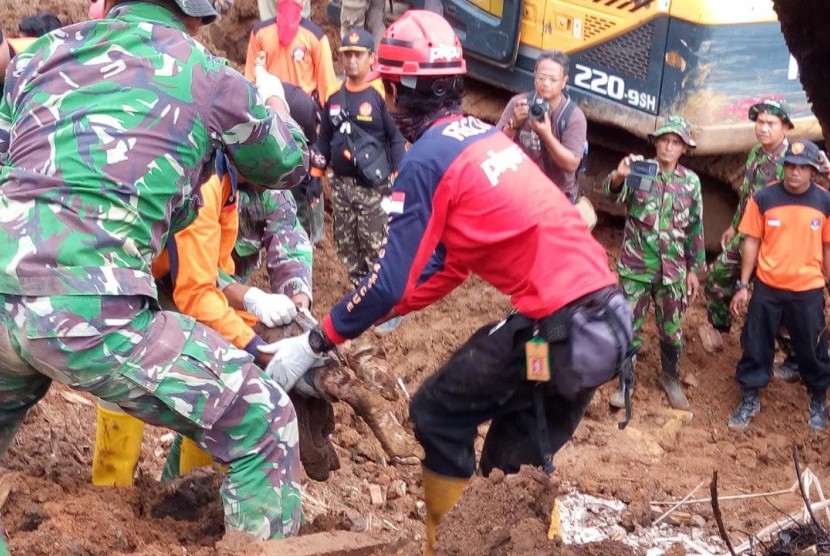 PKPU membantu evakuasi korban longsor di Ponorogo.