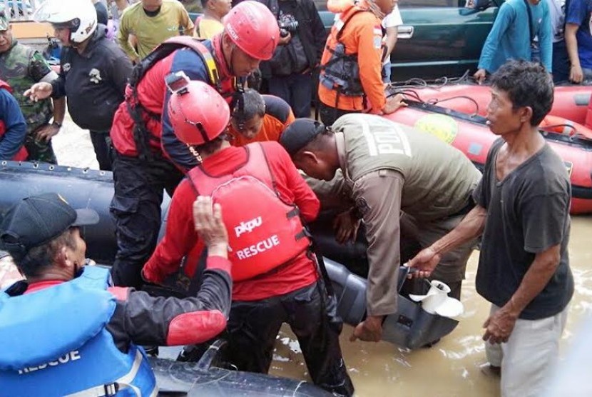 PKPU membantu korban banjir di Bekasi.