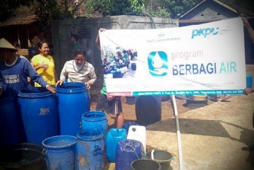 Salah satu kegiatan PKPU membantu penyediaan air bersih untuk menghadapi kekeringan.