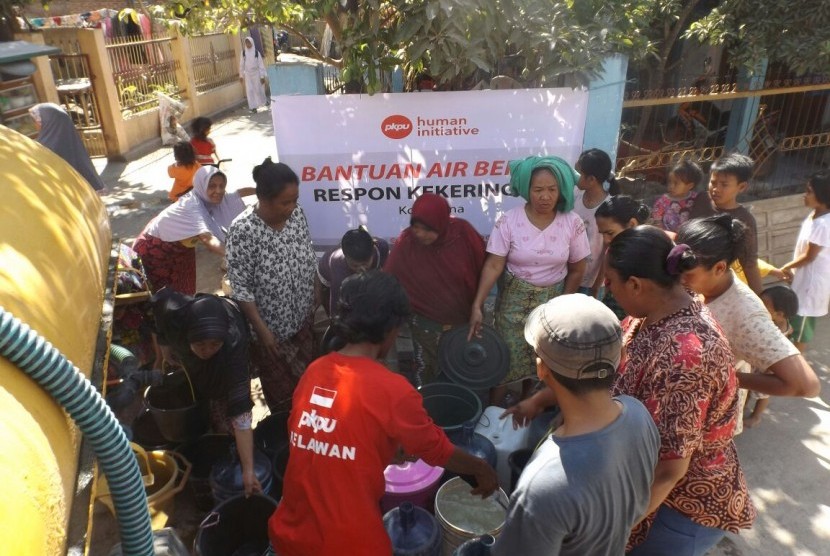 PKPU memberikan bantuan air bersih kepada warga Bima.