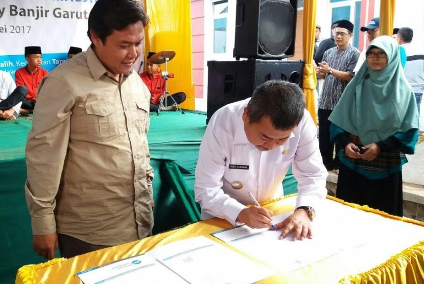 PKPU memberikan bantuan eks korban banjir Garut.