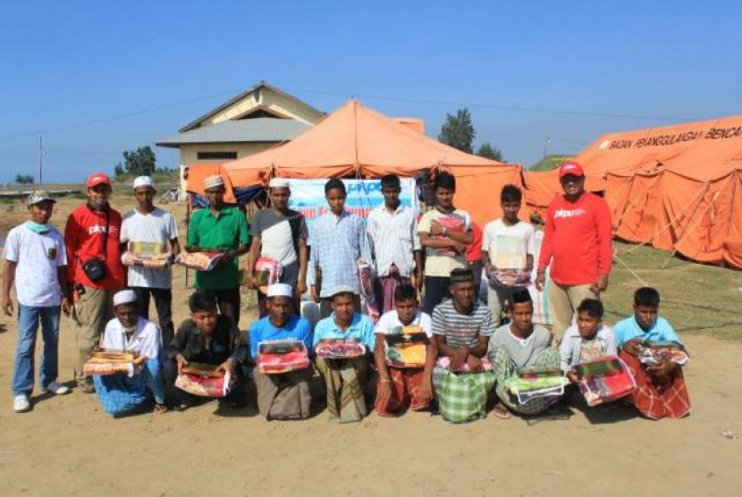 PKPU memberikan bantuan kepada pengungsi Rohingya di Aceh.