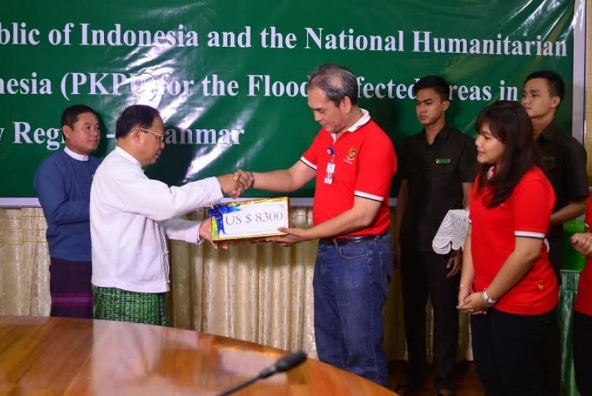 PKPU memberikan bantuan untuk korban banjir Myanmar.