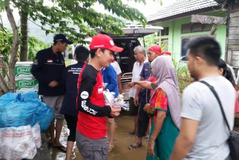 PKPU memberikan bantuan untuk korban terdampak banjir Padang.