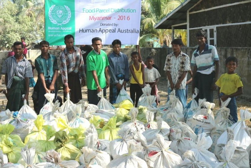 PKPU mendistribusikan bantuan untuk pengungsi Rohingya.