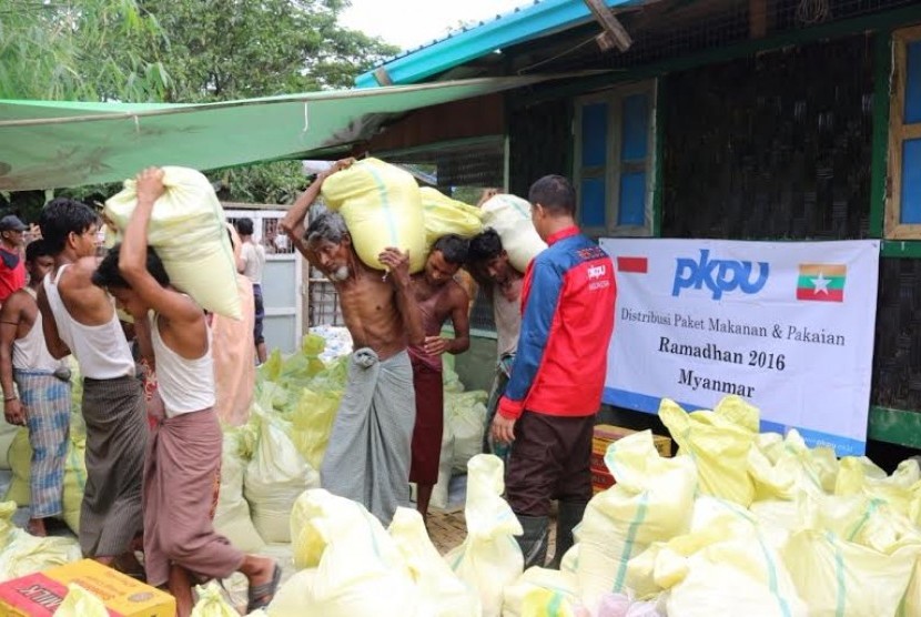 PKPU mendistribusikan paket makanan dan pakaian untuk pengungsi di Myanmar.
