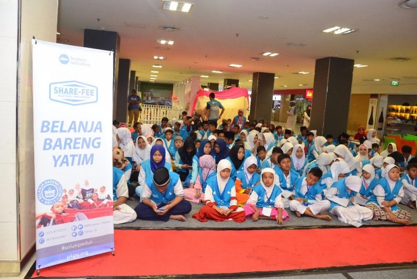 PKPU mengajak 200 anak yatim berbelanja kebutuhan ramadhan.