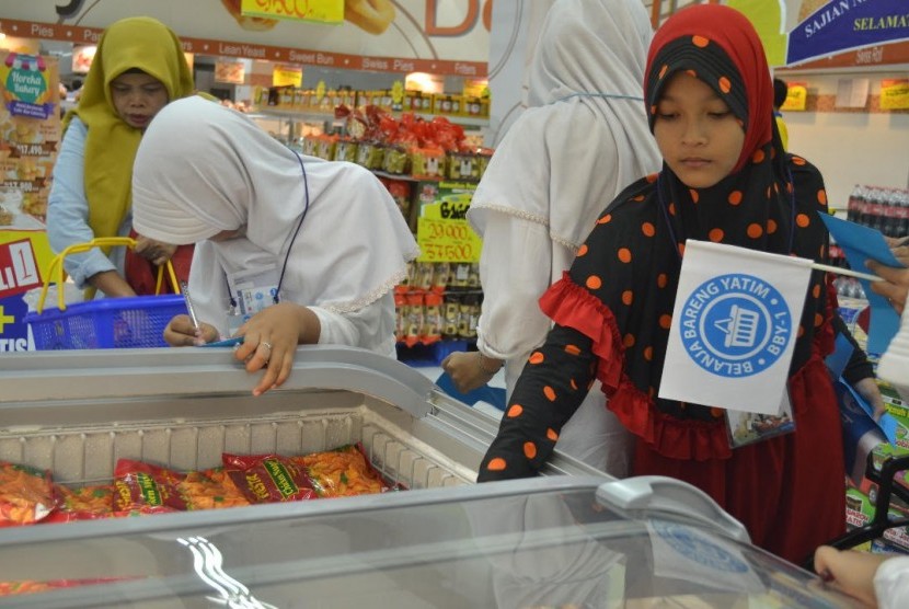 PKPU mengajak anak yatim belanja bareng di Balikpapan.
