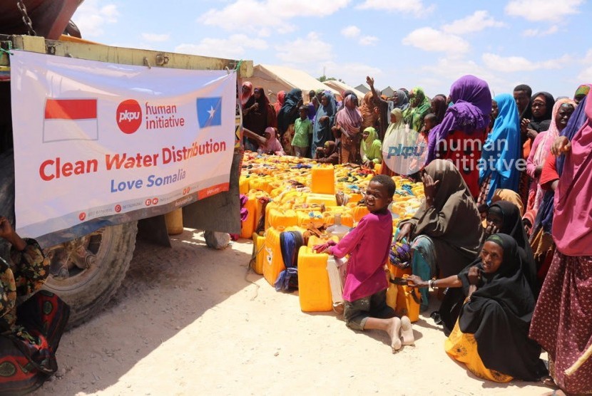 PKPU menyalurkan bantuan air ke Somalia.