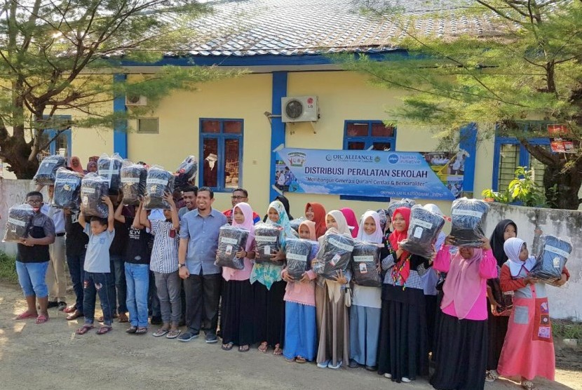 PKPU menyerahkan bantuan paket peralatan sekolah untuk anak yatim di Aceh.