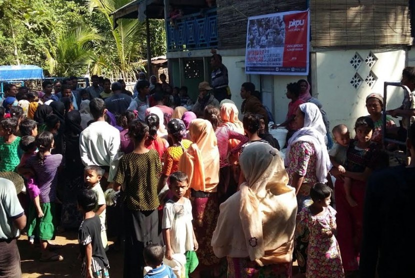 PKPU menyerahkan bantuan untuk pengungsi Rohingya.