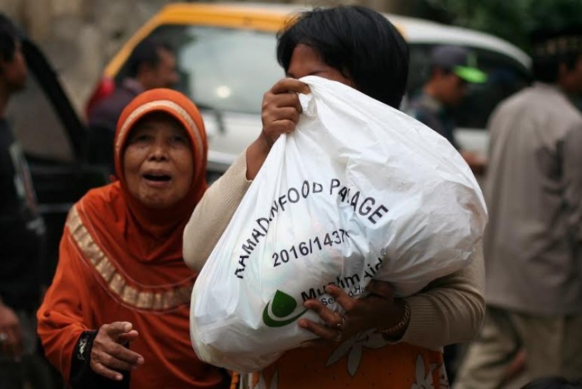 PKPU-Muslim Aid Indonesia berikan bantuan paket makanan di kampung pemulung di Cilandak.
