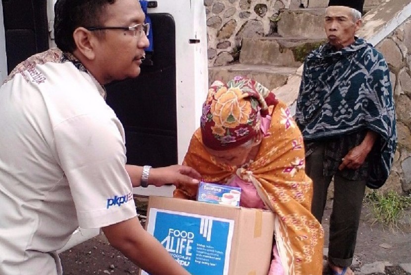 PKPU Salurkan Bantuan Program Food for Life kepada Warga Bromo