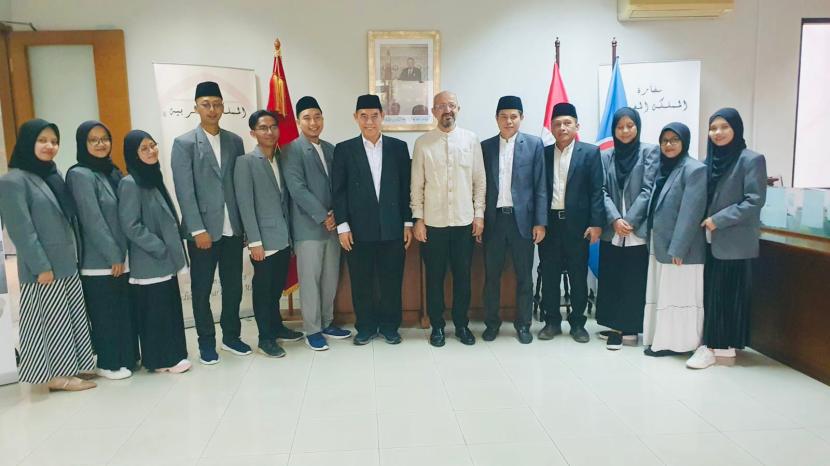 Peserta Program PKU Masjid Istiqlal berpose dengan Dubes Maroko untuk RI Ouadia Benabdellah bersama dewan pimpinan PKUMI.
