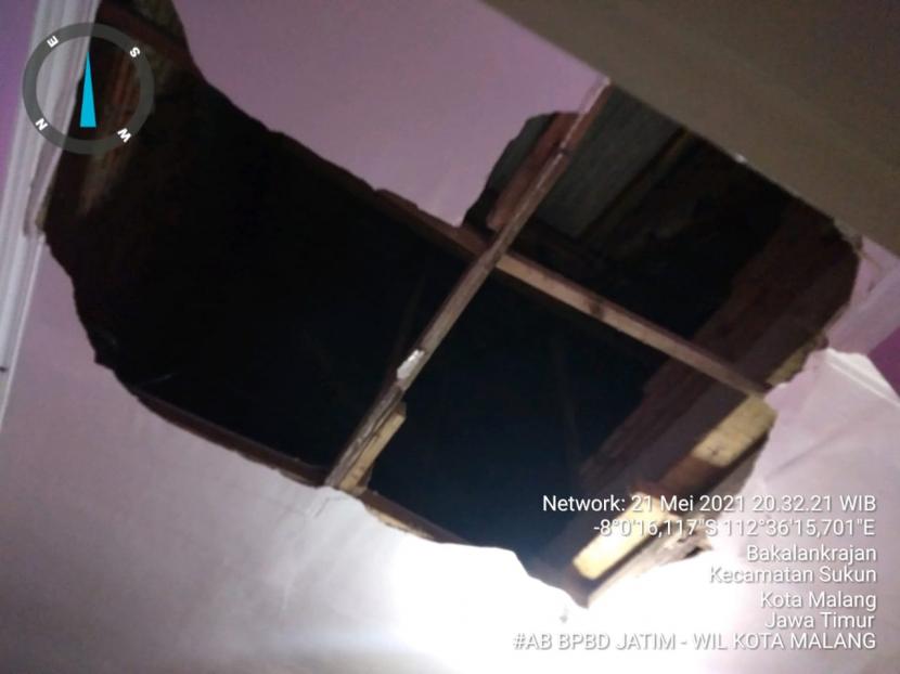 Plafon rumah warga di Kota Malang rusak akibat gempa yang berpusat di Blitar, Jatim, Jumat (20/5). 