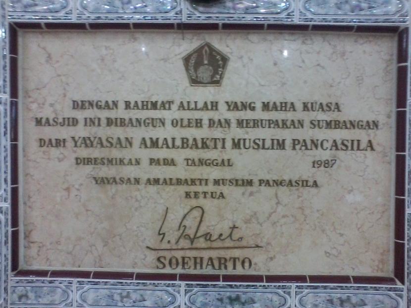 Plakat yang menunjukkan peresmian pembangunan sebuah masjid. Soeharto melalui Yayasan Amalbakti Muslim Pancasila membangun ratusan masjid yang tersebar di berbagai daerah di Indonesia.