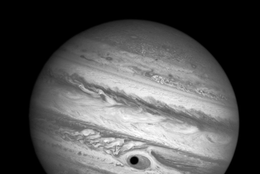 Planet Jupiter terfoto melalui teleskop Hubble milik NASA di tahun 2014. Jupiter merupakan planet terbesar di tata surya. 