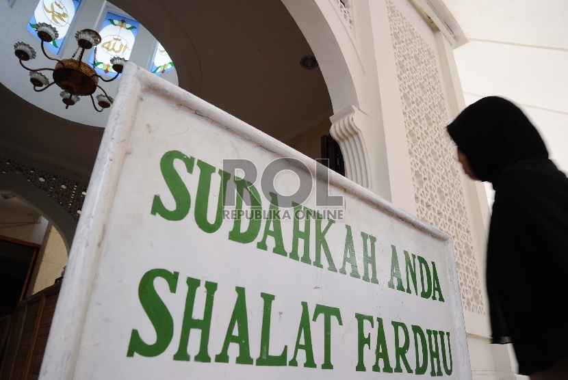 Plang ajakan Shalat dipasang pada pintu masuk didepan Masjid Husnul Khotimah, Jakarta Pusat, Rabu (21/1). (Republika/ Tahta Aidilla)