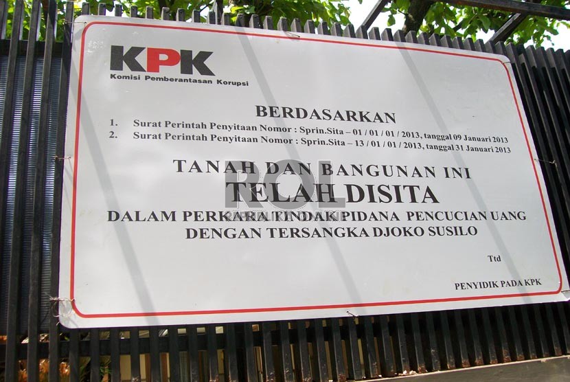   Plang berisi surat perintah penyitaan KPK yang dipasang di rumah milik tersangka Irjen Pol Djoko Susilo di Jl. Sam Ratulangi 16, Manahan, Banjarsari, Solo, Kamis (14/2).  (Republika/Edy Setiyoko)