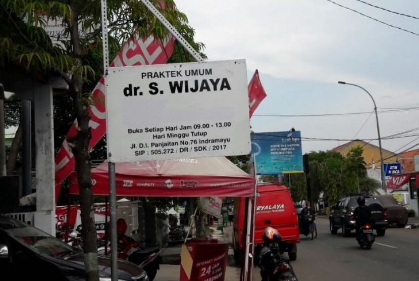  Plang nama Dokter S.Wijaya di Kabupaten Indramayu yang sedang viral karena tidak mematok tarif kepada pasiennya, Rabu (22/11). Pasiennya bisa membayar seikhlasnya bahkan tak perlu membayar jika tak punya uang.