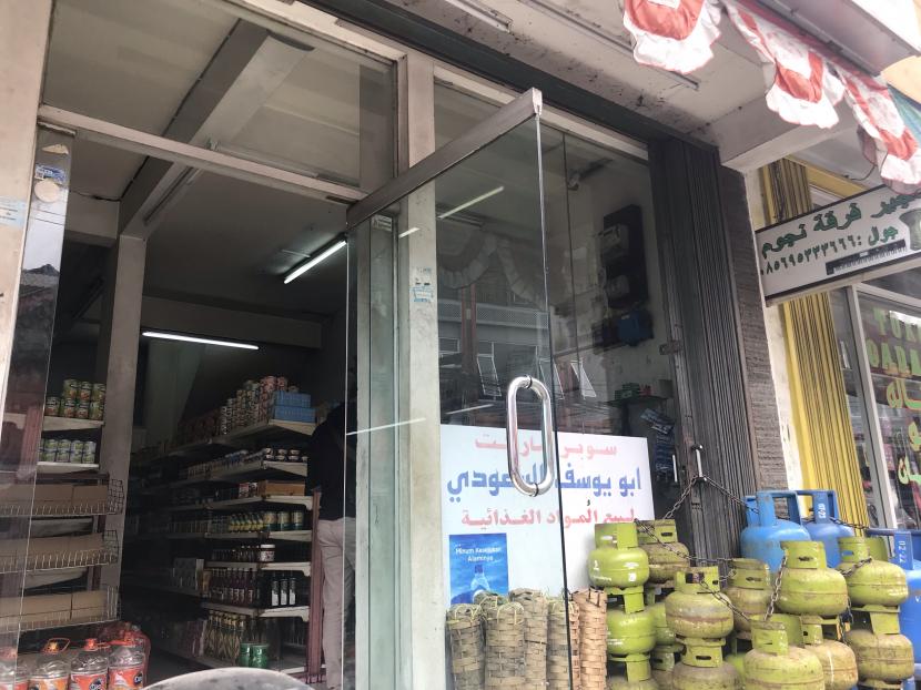 Plang nama toko yang menggunakan bahasa Arab di daerah yang disebut Kampung Arab, di Desa Tugu Selatan, Cisarua, Kabupaten Bogor.