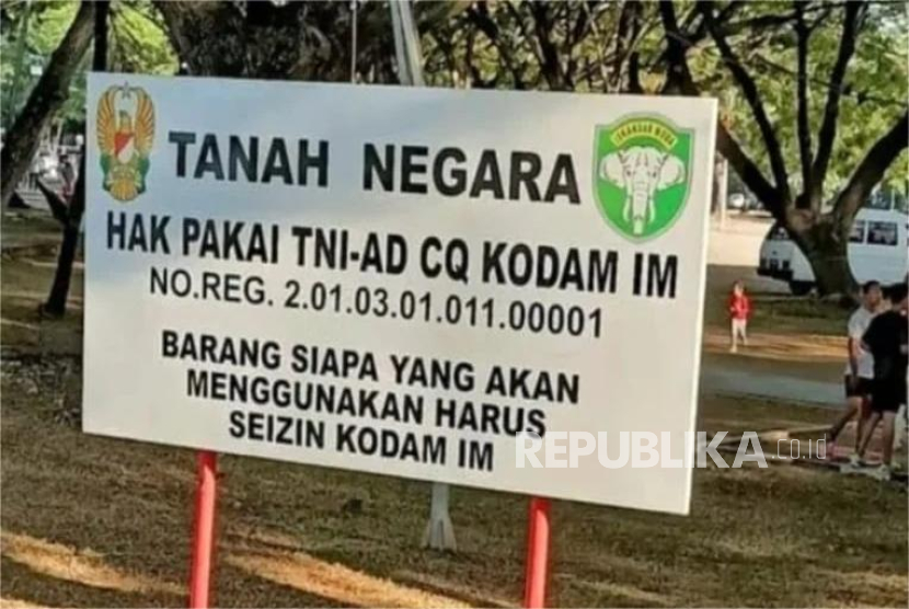 Plang TNI AD tertancap di lahan Blang Padang, Kota Banda Aceh, Provinsi Aceh.