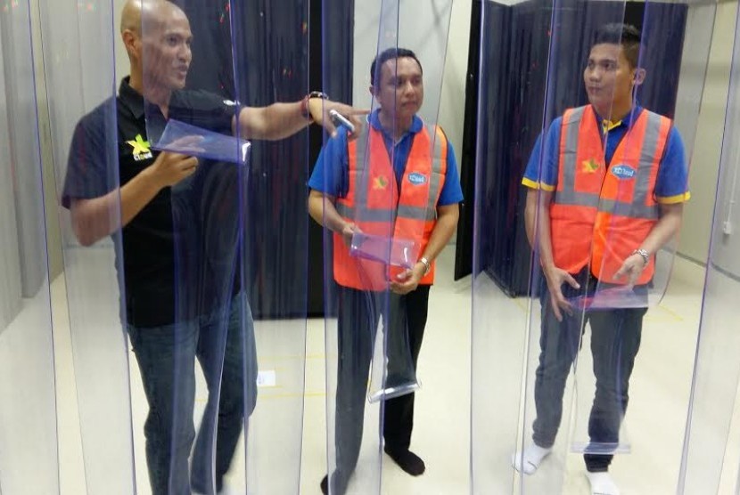 Plastik Durtain, salah satu ciri kas pada data center Google. Plastik yang sama digunakan di data center XL di Balikpapan