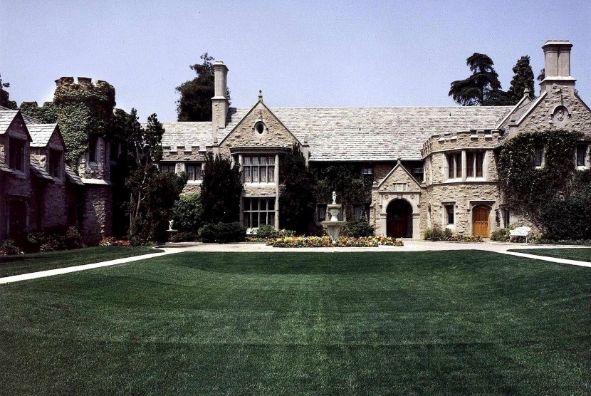 Playboy mansion milik Hugh Hefner.
