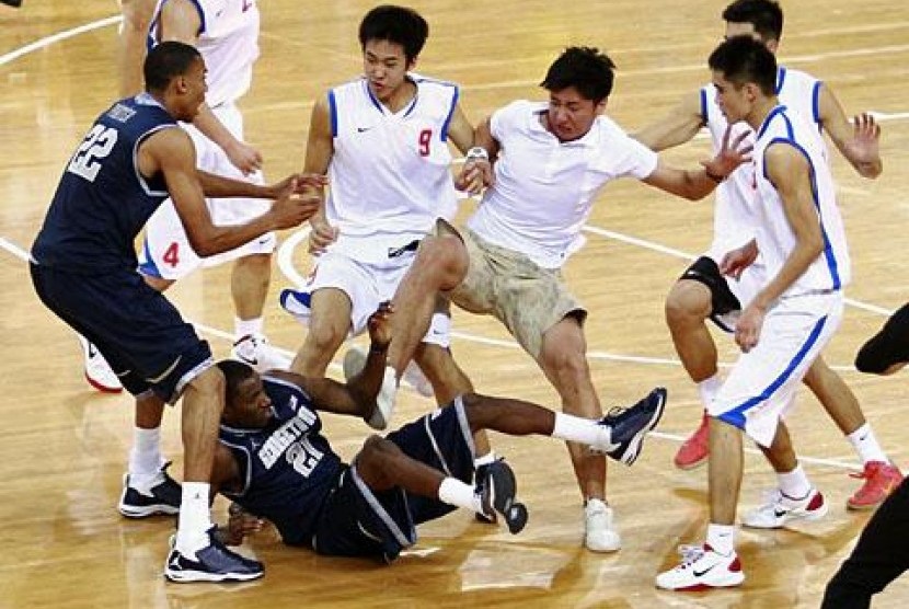  Players from American Georgetown University men's basketball team and China's Bayi men's basketball team fight during a friendly game at the Beijing Olympic Basketball Arena on Aug. 18, 2011 (illustration)