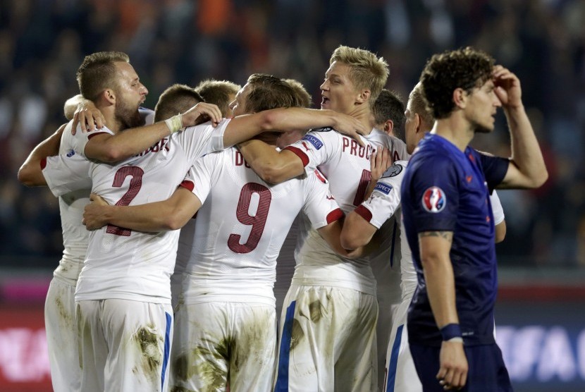 Players of the Czech Republic celebrate next to Daryl Janmaat of the Netherlands (R) after their Euro 2016 qualifying soccer match in Prague September 9, 2014.