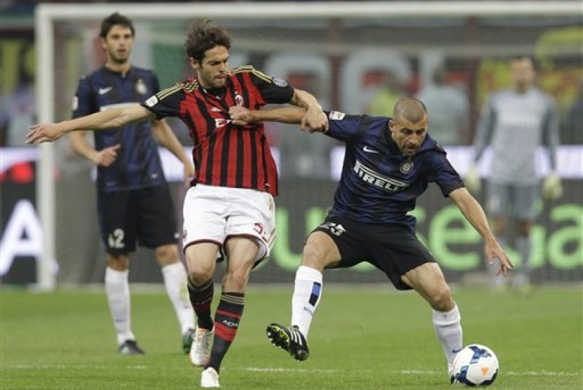 Playmaker AC Milan, Kaka, berebut bola dengan Bek Inter Milan, Walter Samuel, dalam laga Derby della Madonnina.