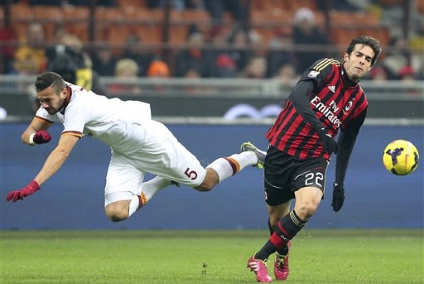 Playmaker AC Milan Kaka (kanan) berebut bola dengan bek AS Roma Leandro Castan (terjatuh).