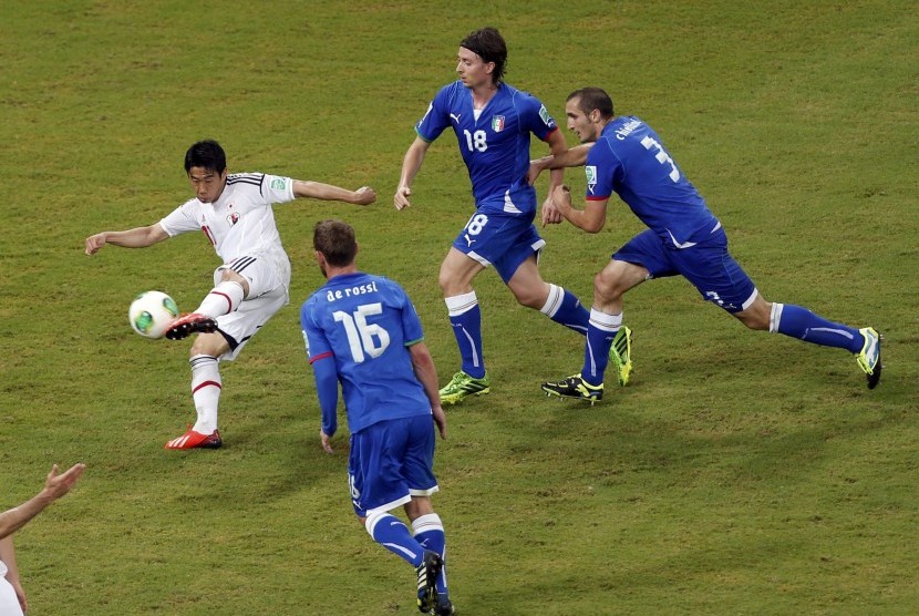 Playmaker Jepang Shinji Kagawa (kiri) saat mencetak gol ke gawang Italia di Piala Konfederasi 2013.