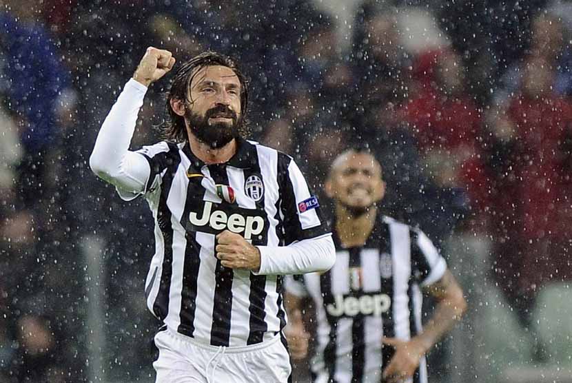 Playmaker Juventus, Andrea Pirlo, melakukan selebrasi usai menjebol gawang Olympiakos di laga Liga Champions di Stadion Juventus, Turin, Selasa (4/11). 