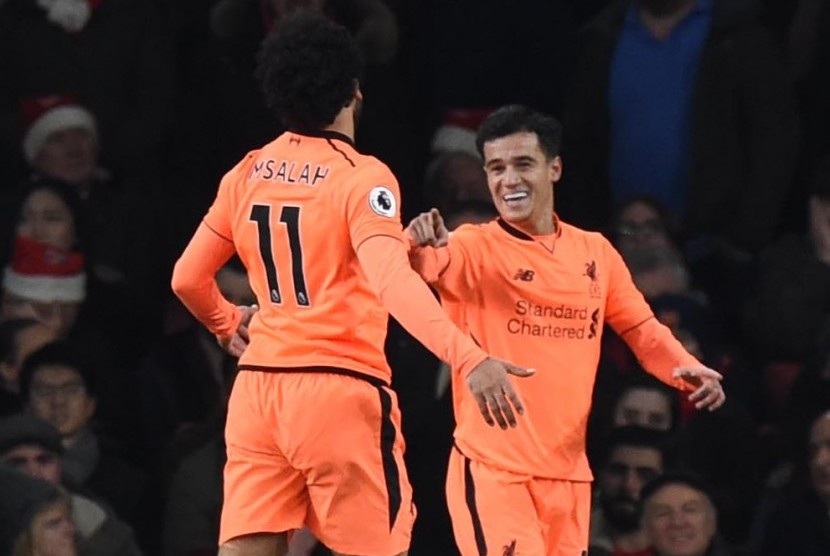 Playmaker Liverpoo, Philippe Coutinho (kanan) menunjuk Mohamed Salah yang menjadi kreator golnya ke gawang Arsenal.