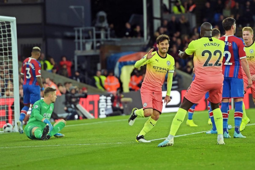 Playmaker Manchester City David Silva (tengah) merayakan golnya ke gawang Crystal Palace.