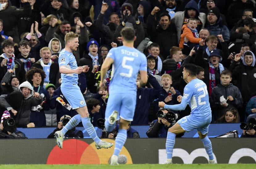 Playmaker Manchester City Kevin De Bruyne (kiri) merayakan golnya ke gawang Atletico Madrid pada leg pertama perempat final Liga Champions, Rabu (6/4/2022) dini hari WIB.