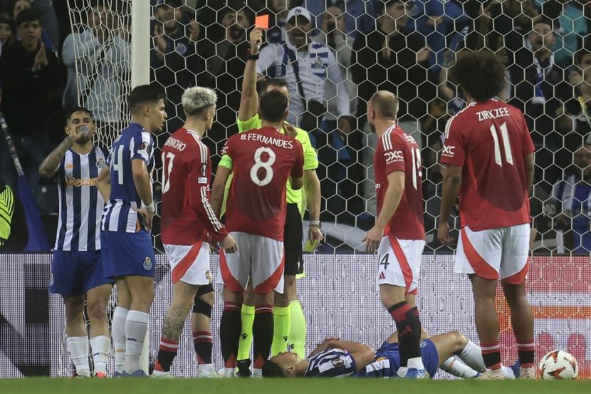 Playmaker Manchester United Bruno Fernandes diusir ke luar lapangan dalam laga kontra Porto di Liga Europa yang berlangsung di Stadion Dragao, Jumat (4/10/2024) dini hari WIB.