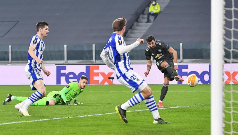 Playmaker Manchester United (MU) Bruno Fernandes (kanan) mencetak gol ke gawang Real Sociedad pada laga 32 besar Liga Europa. 