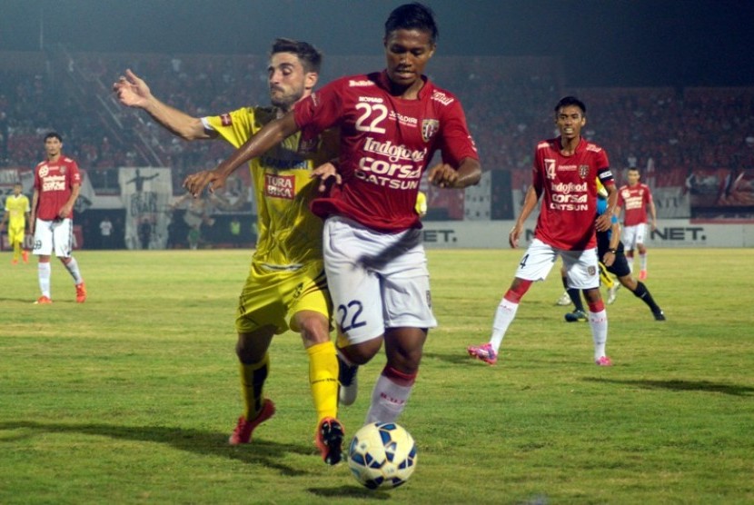 Playmaker PS Polri Robertino Gabriel Pugliara (kiri) berebut bola dengan pesepak bola Bali United Ganjar Mukti Muhardiyana.