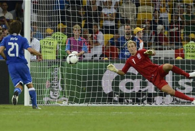 Playmaker timnas Italia, Andrea Pirlo, menjebol gawang kiper Inggris, Joe Hart, dalam duel penalti di perempat final Piala Eropa 2012. 
