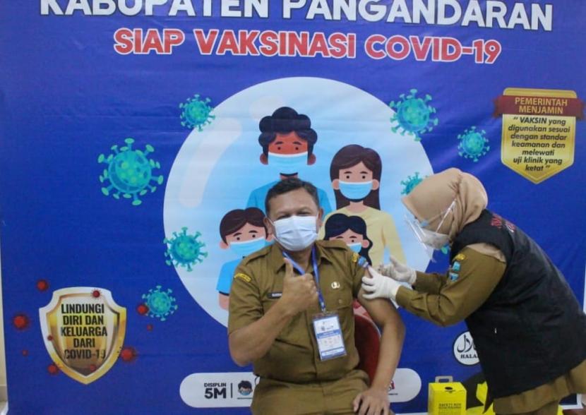 Plh Bupati Pangandaran Kusdiana menerima suntikan pertama vaksin Covid-19, Selasa (2/2).