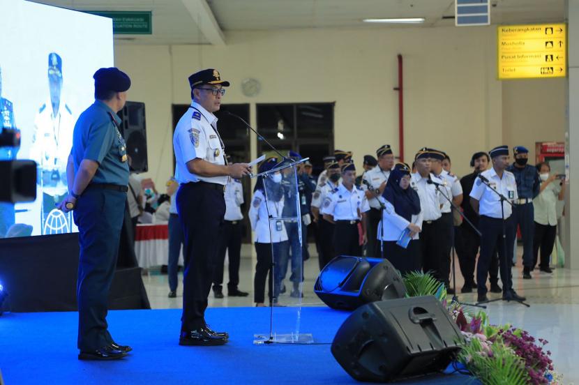   Plh Direktur Jenderal Perhubungan Laut, Capt Antoni Arif Priadi memimpin apel Kesiagaan Pembukaan Posko Penyelenggaraan Angkutan Laut Lebaran tahun 2023 (1444 H). 