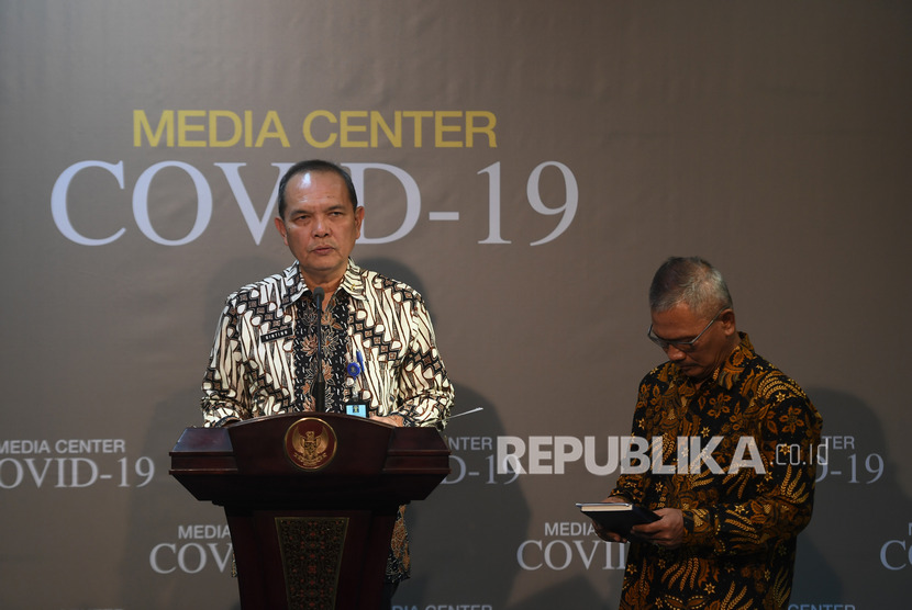 Plh Dirjen Imigrasi Jhoni Ginting (kiri) didampingi Juru bicara pemerintah untuk penanganan COVID-19 Achmad Yurianto (kanan) memberikan keterangan terkait penanganan virus corona atau COVID-19 di Kantor Presiden Jakarta, Kamis (12/3/2020).(Antara/Akbar Nugroho Gumay)